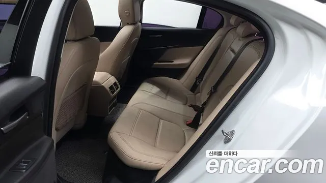 Jaguar XE — фото 12