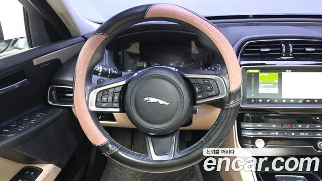 Jaguar XE — фото 13