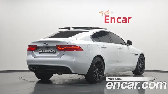 Jaguar XE — фото 2
