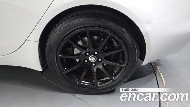 Jaguar XE — фото 21