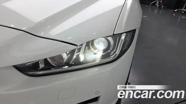 Jaguar XE — фото 22