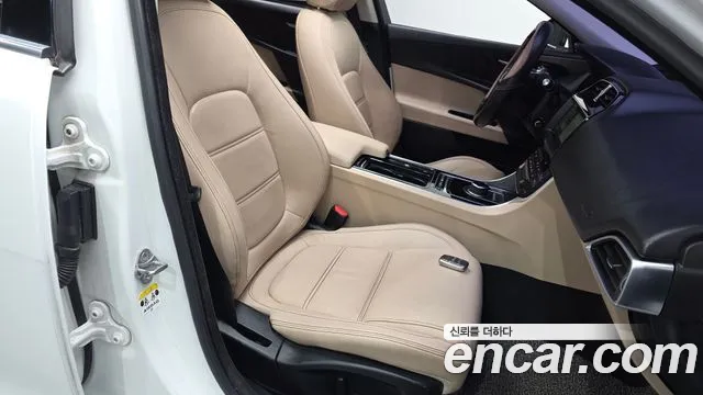 Jaguar XE — фото 26