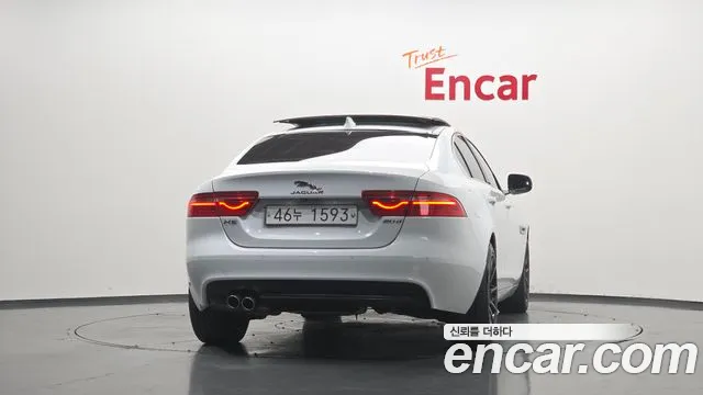 Jaguar XE — фото 4