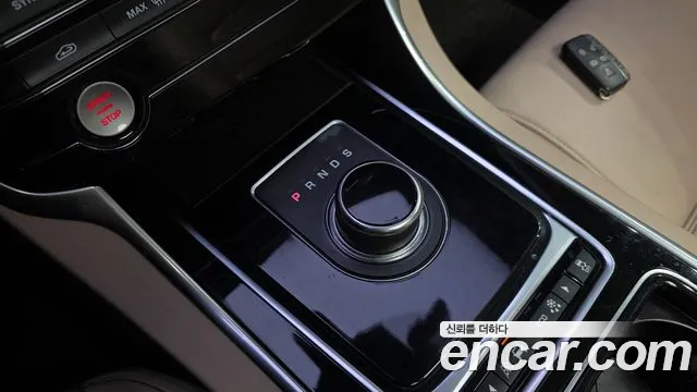 Jaguar XE — фото 9