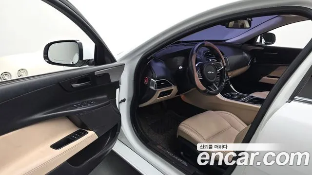 Jaguar XE — фото 10