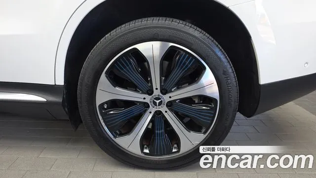 Mercedes-Benz EQC — фото 21