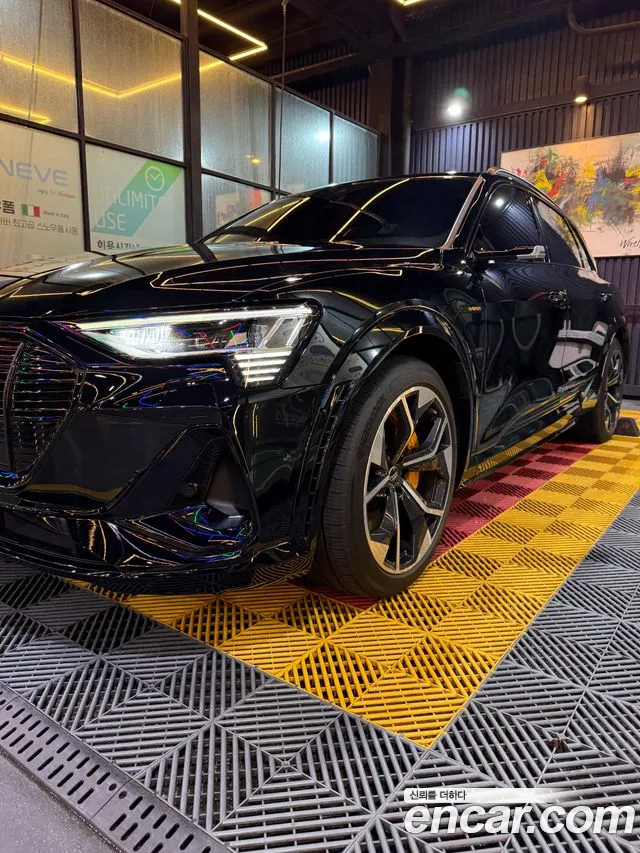 Audi e-tron — фото 1