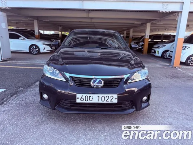 Lexus CT200h — фото 1
