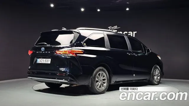 Toyota Sienna — фото 1
