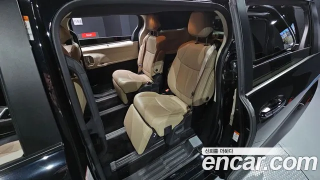 Toyota Sienna — фото 10