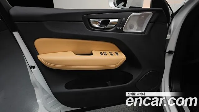 Volvo XC60 — фото 24