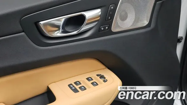 Volvo XC60 — фото 28