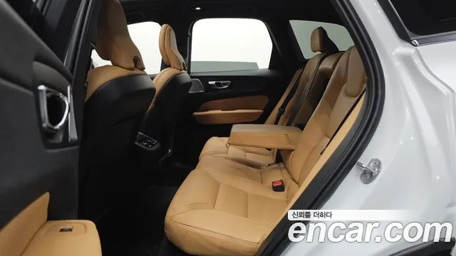 Volvo XC60 — фото 10