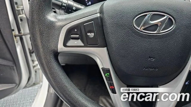 Hyundai Accent — фото 18