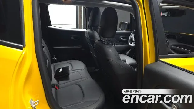 Jeep Renegade — фото 12
