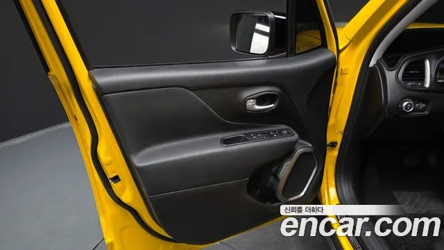 Jeep Renegade — фото 24