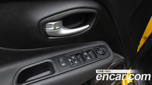 Jeep Renegade — фото 27