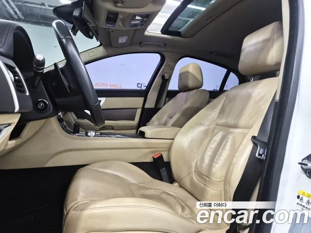 Jaguar XF — фото 11