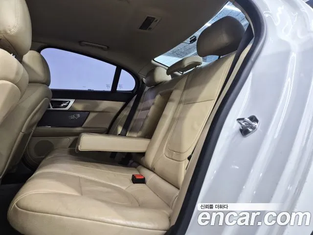 Jaguar XF — фото 12