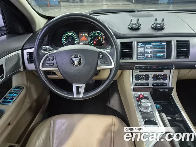 Jaguar XF — фото 13