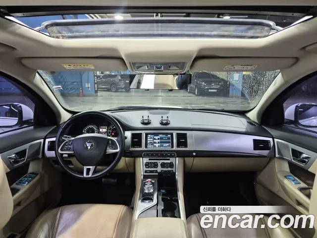 Jaguar XF — фото 10