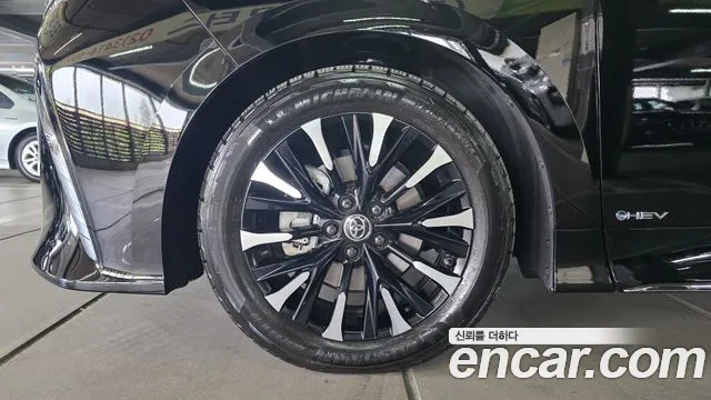 Toyota Alphard — фото 12