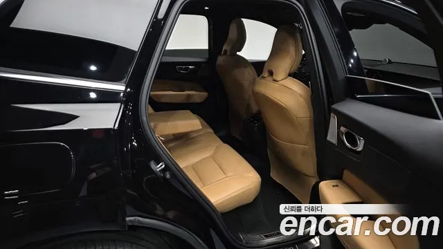 Volvo XC60 — фото 11