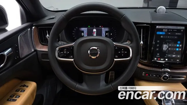 Volvo XC60 — фото 12