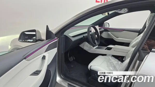 Tesla Model Y — фото 10