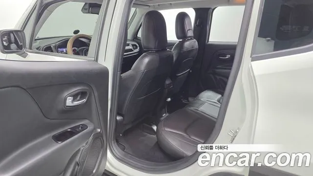 Jeep Renegade — фото 11