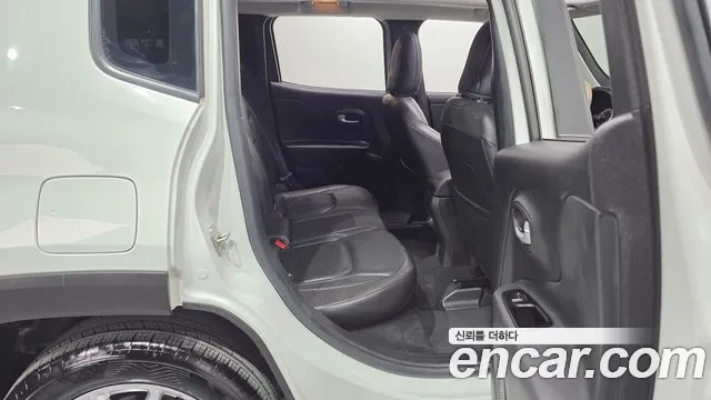Jeep Renegade — фото 12