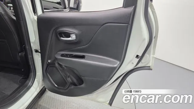 Jeep Renegade — фото 25