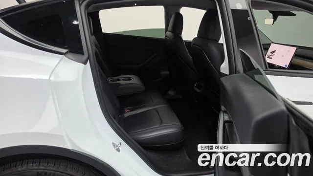 Tesla Model Y — фото 11