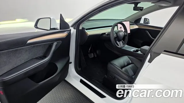 Tesla Model Y — фото 10