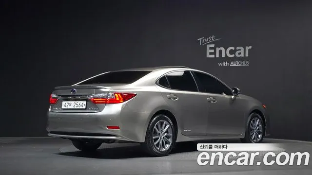 Lexus ES — фото 1