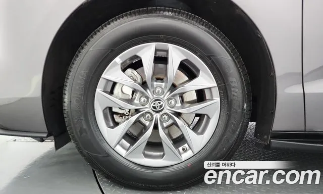 Toyota Sienna — фото 5