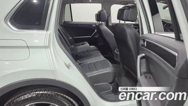 Volkswagen Tiguan — фото 12