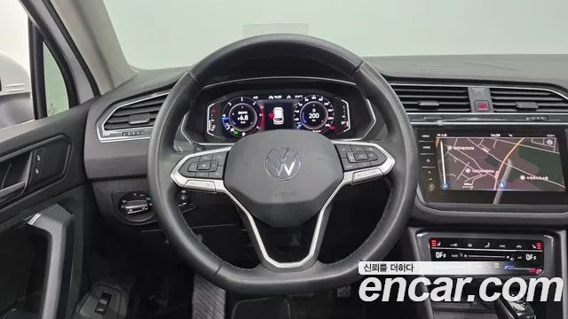 Volkswagen Tiguan — фото 14