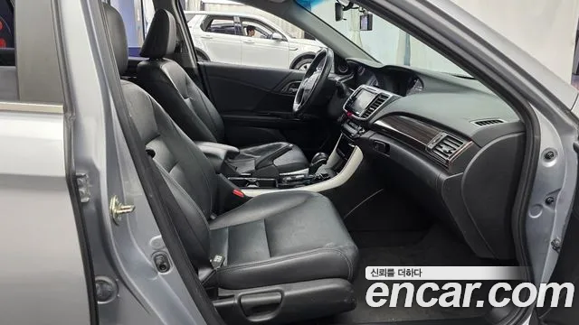 Honda Accord — фото 11