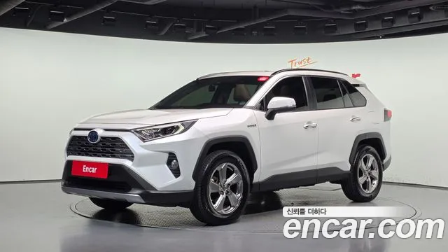Toyota RAV4 — фото 1