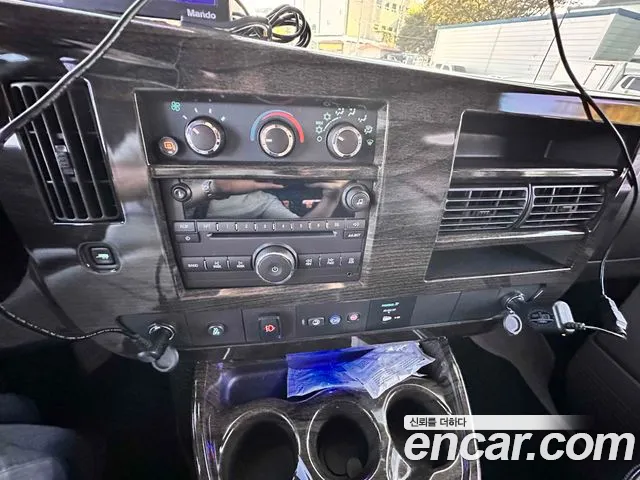Chevrolet Express Van — фото 14
