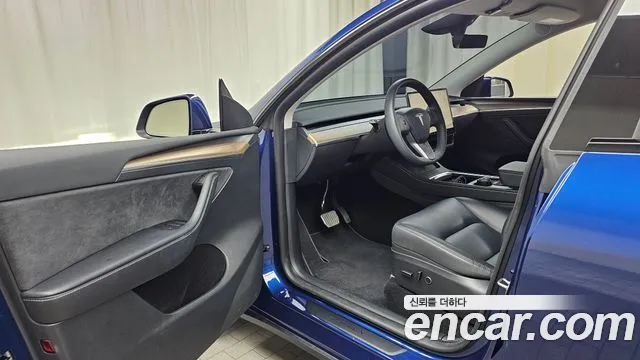Tesla Model Y — фото 10