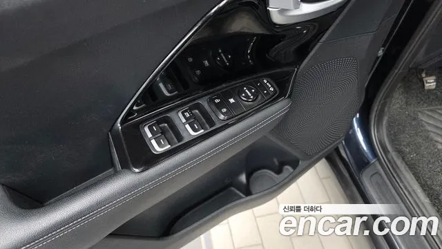 Kia Niro — фото 28