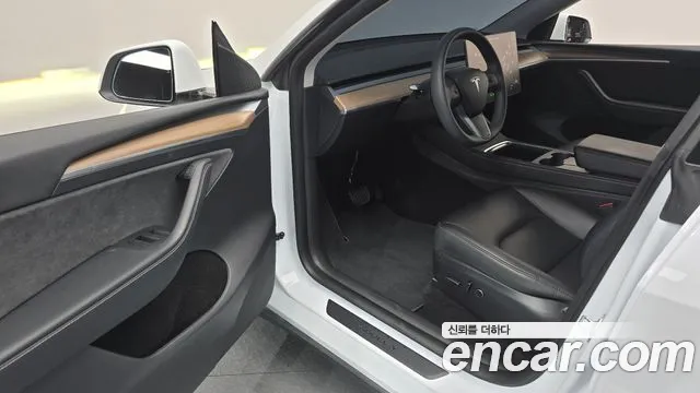 Tesla Model Y — фото 10