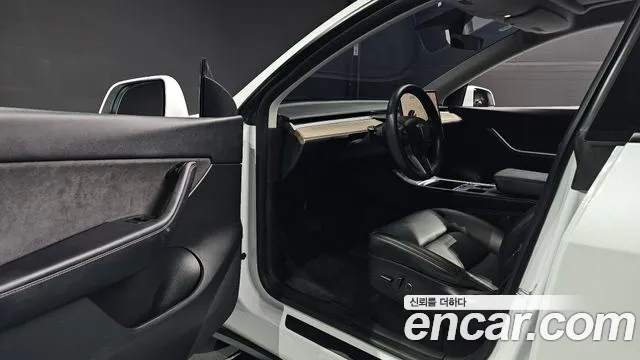 Tesla Model Y — фото 10