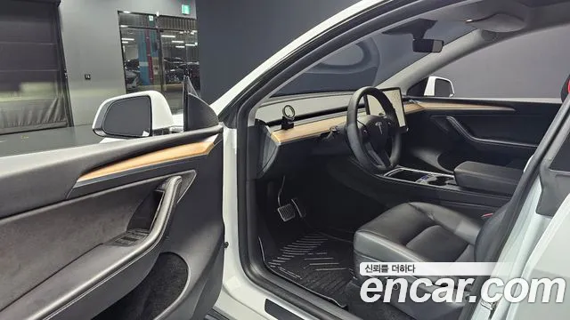 Tesla Model Y — фото 10