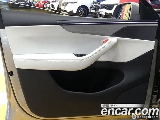 Tesla Model Y — фото 11