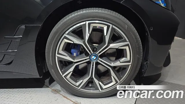 BMW i4 — фото 21