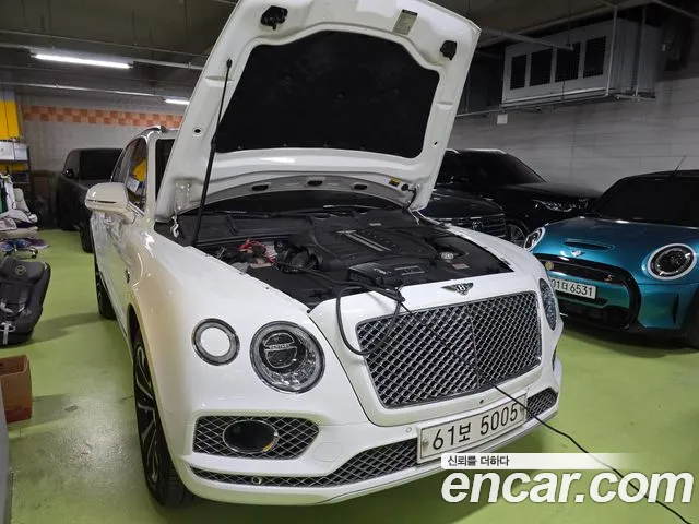 Bentley Bentayga — фото 1
