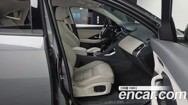 Jaguar E-PACE — фото 11